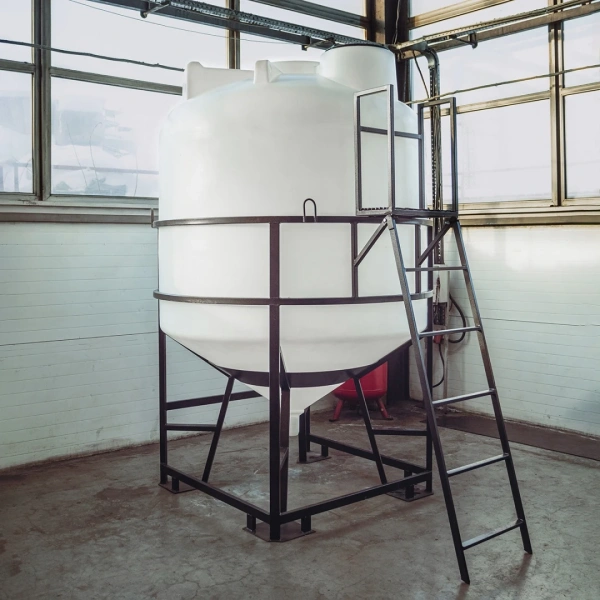 Емкость ЦКТ 5000 л с патрубком 90мм под плотность до 1,5 г/см³ белая в обрешетке с лестницей