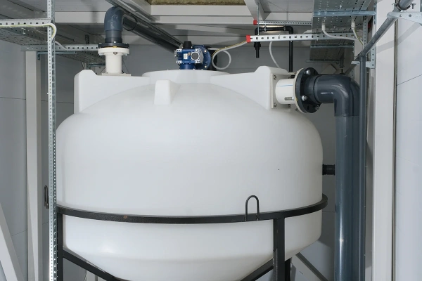 Емкость ЦКТ 3000 л с патрубком 160мм под плотность до 1,5 г/см³ белая в обрешетке с лестницей